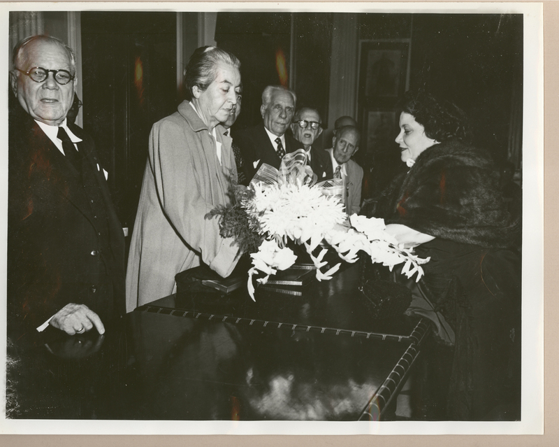 [Gabriela Mistral en Cuba]  [fotografía].