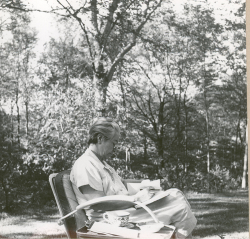 [Gabriela Mistral en New York]  [fotografía].