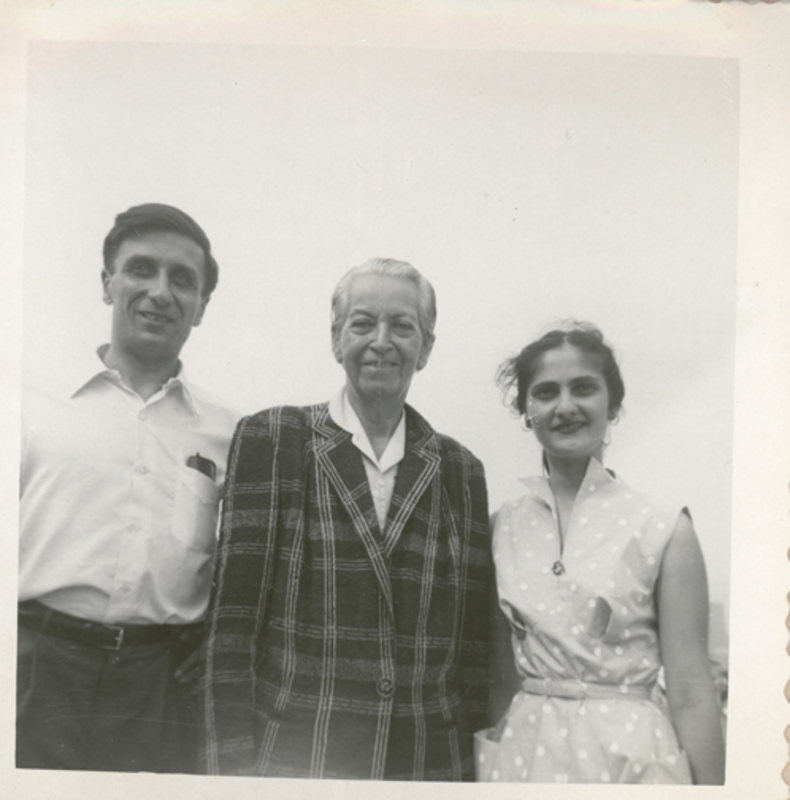 [Gabriela Mistral y una pareja de amigos en New York]  [fotografía].