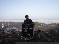 Profesor con pendón de la escuela "René León Echaíz", Iloca, febrero de 2010.