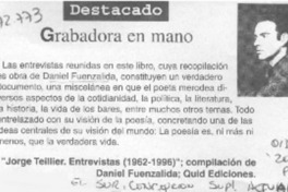 Grabadora en mano.