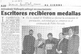 Escritores recibieron medallas Escritores recibieron medallas