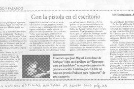 Con la pistola en el escritorio
