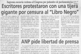 Escritores protestaron con una tijera gigante por censura al "libro negro"  [artículo].