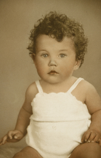 Un bebé con pelo rizado y camiseta blanca generado por ia