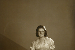 [Joven mujer de vestido largo de holganza]