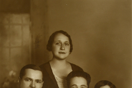 [Grupo familiar, integrado por la madre, el padre, el hijo y la hija]