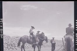 [Campesinos a caballo en un sector rural]