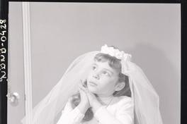 [Niña en el día de su Primera Comunión]