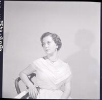 [Retrato de una joven sentada]