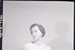 [Retrato de una joven sentada]