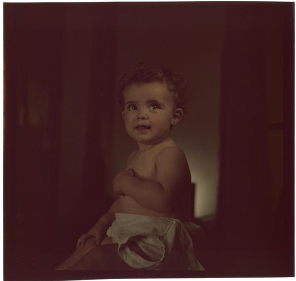 [Retrato plano medio corto de un bebé con carita sonriente]