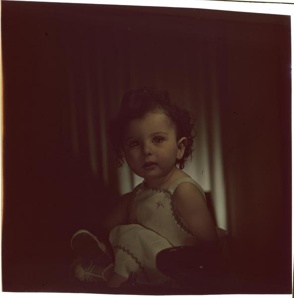 [Retrato de una pequeña niña sentada]