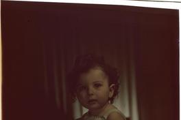 [Retrato de una pequeña niña sentada]