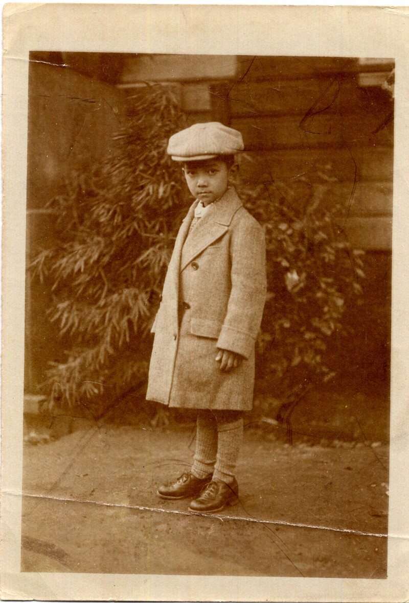 Niño con abrigo y boina] [fotografía]. - Biblioteca Nacional