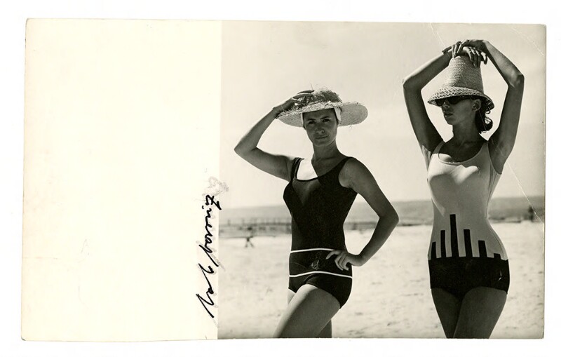 Balneario costero: Dos mujeres jóvenes visten traje de baño y sombreros de  paja; una de ellas, lleva anteojos] [fotografía] Bob Borowicz. - Biblioteca  Nacional Digital de Chile