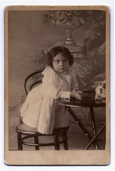 [Niña con mesa y silla]