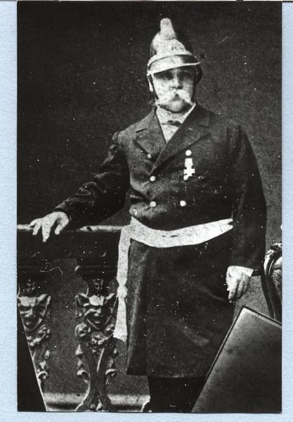 [Benjamín Vicuña Mackenna, con uniforme de bombero]