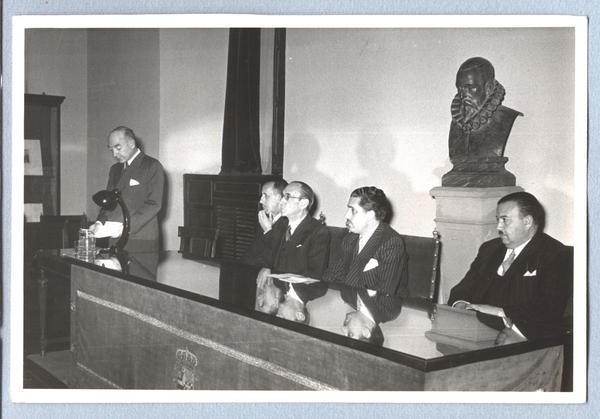 [Acto de clausura, Eugenio Orrego Vicuña pronuncia su conferencia en el salón de actos de la Biblioteca Nacional. En la foto el embajador de Chile, don Luis Subercaseaux y Don Francisco Sintes director general de archivos y bibliotecas]