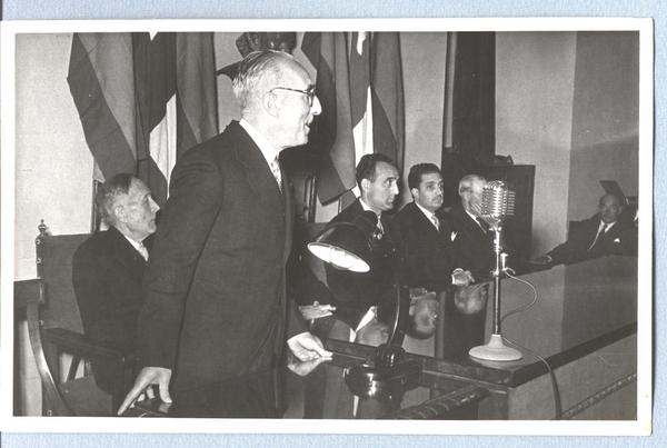 [Acto de inauguración, habla el director de la Biblioteca Nacional de Madrid Don Luis Morales Oliver.Presidente Azorin, el ministro de Educación Joaquín Ruiz Jímenez y el director de Bibliotecas y Archivos Francisco Sintes]