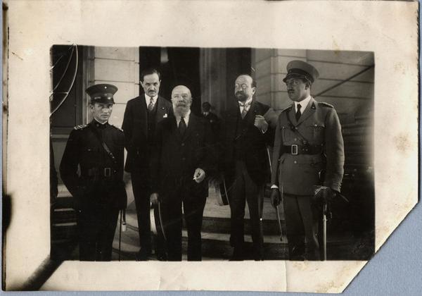 [Joaquín Figueroa Larraín con los miembros de la embajada ecuatoriana en el Museo Histórico Nacional]