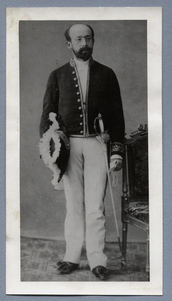 [José Toribio Medina con el uniforme de diplomático cuando era secretario de la Legión de Chile en España en 1885]