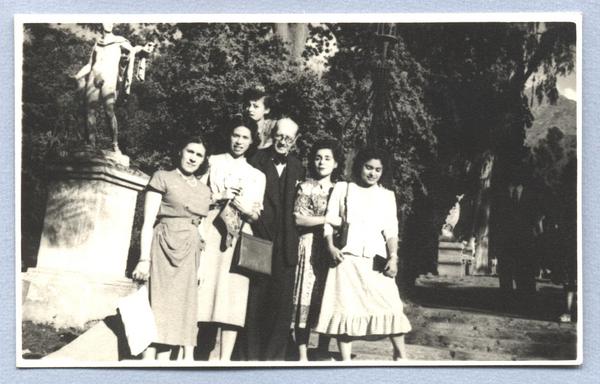 [Guillermo Feliú Cruz con un grupo de señoras ecuatorianas, Parque Arrieta, Peñalolén]