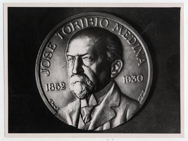 [Medalla con retrato de José Toribio Medina]