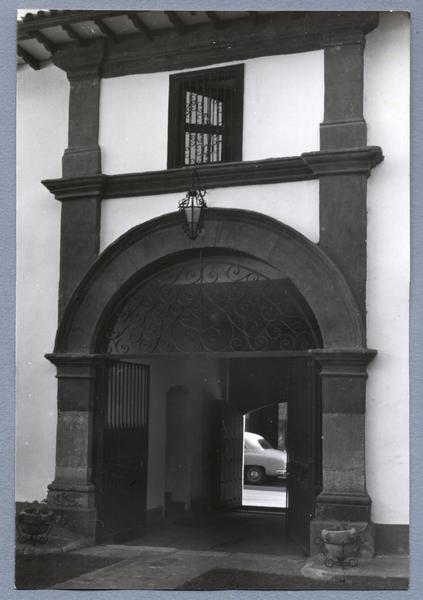 [Portal de entrada de edificio colonial no identificado]