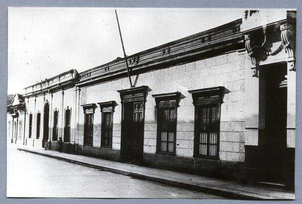 [Fachada de una casa colonial]