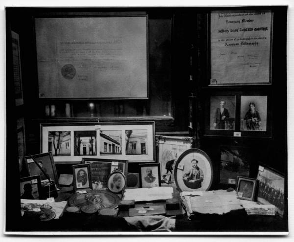 [Biblioteca Nacional, vitrinas de la Sala Medina]