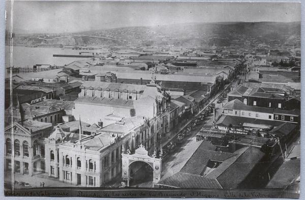 [Llegada de los restos de Dn. Bernardo O'Higgins, Calle de la Victoria, Valparaíso]