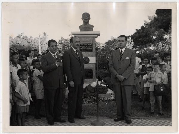 [Cónsul de Chile Carlos Lamas junto a busto de José Toribio Medina, en celebración de su centenario]