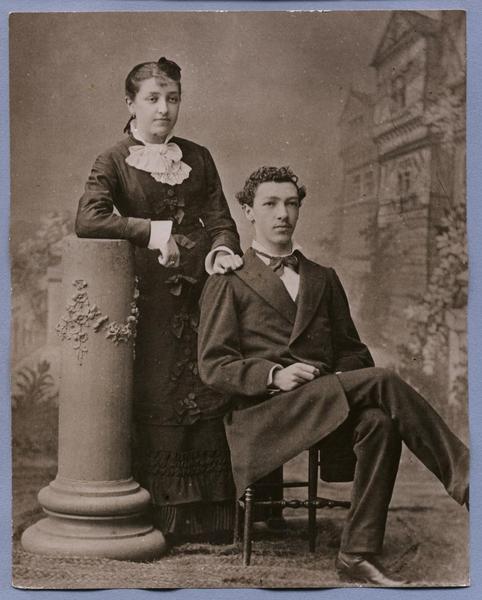 [María Luisa Magdalena Santa María Marquez de la Plata, junto a su hermano Ignacio Santa María]