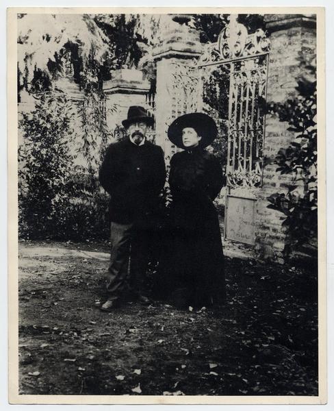 [José Toribio Medina y su esposa Mercedes Ibáñez de Medina] en la cartuja, Stgo.1909