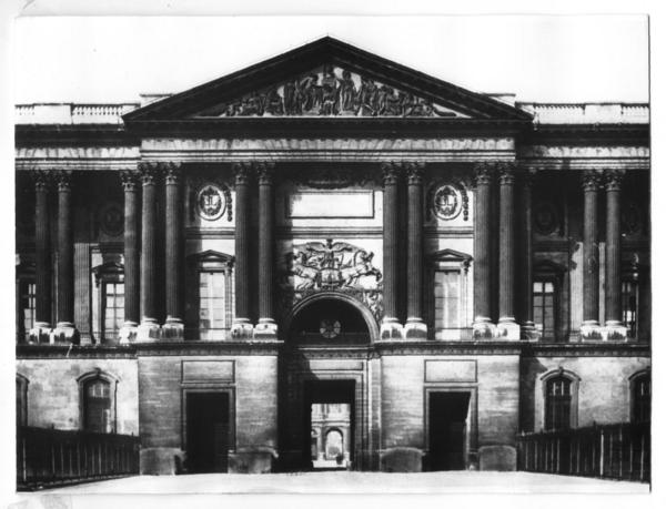 [Fachada oriental del Museo de Louvre]