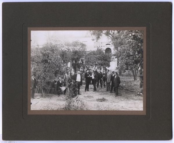 [Grupo de hombres en el Monasterio de Santa Clara]