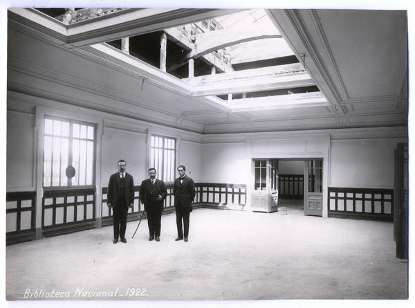 [Biblioteca Nacional 1922. Salones interiores, con tres hombres]