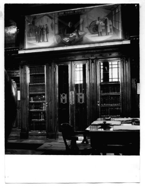 [Biblioteca Nacional. Sala José Toribio Medina, estanterías]