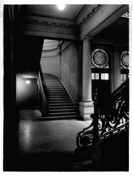 [Biblioteca Nacional. Hall de acceso al segundo piso por la entrada principal]