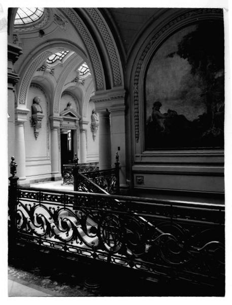 [Biblioteca Nacional. Segundo piso, se divisa una de las escalas de bajada, sector poniente]