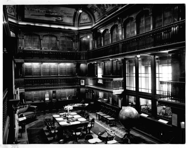 [Biblioteca Nacional. Sala de lectura de la Sala José Toribio Medina, segundo piso]