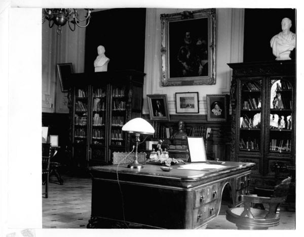 [Biblioteca Nacional. Sala José Toribio Medina, sala del Conservador, sector del escritorio]