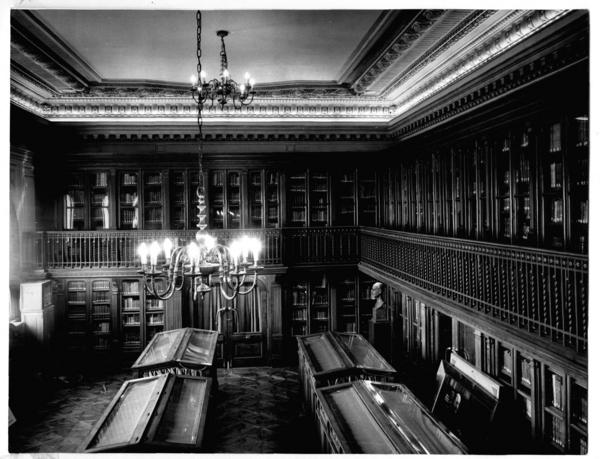 [Biblioteca Nacional. Salón del Museo Bibliográfico, se divisan estanterías y mesas de exhibición]