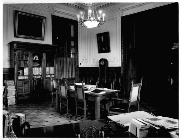 [Biblioteca Nacional. Sala de la dirección, se divisa estantes y una mesa]