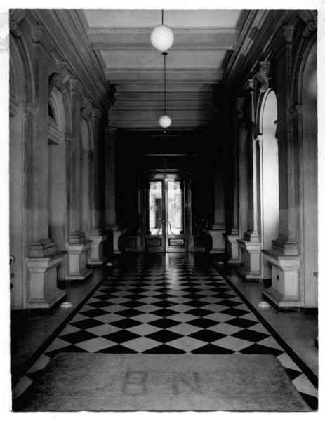 [Biblioteca Nacional. Vestíbulo de la entrada al edificio por calle Moneda]