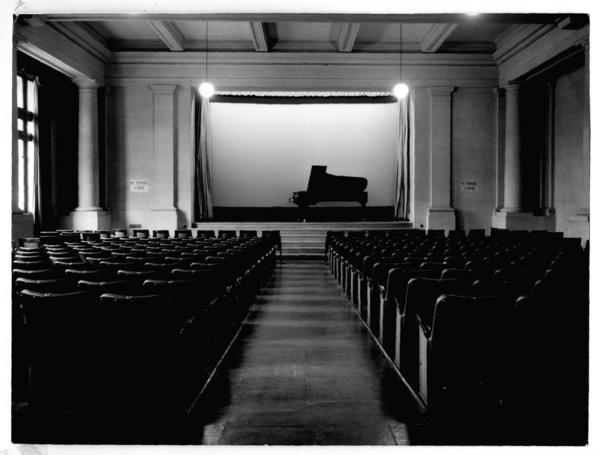 [Biblioteca Nacional. Salón America, de divisan butacas y escenario]