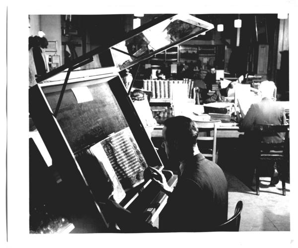 [Museo Británico. Sala de estudio del departamento de manuscritos, se divisan dos hombres trabajando]