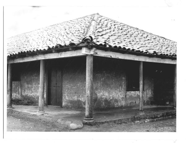 [Portal de una casa de adobe de campo, en un día de lluvia]