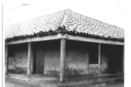 [Portal de una casa de adobe de campo, en un día de lluvia]